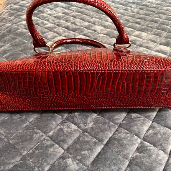 Red Crocodile-Embossed wine cooler Shoulder Bag with Silver Hardware. - Picture 4 of 5